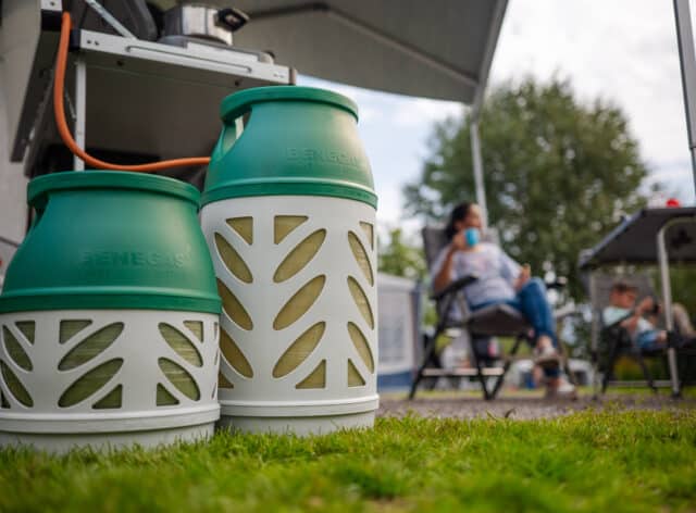 Gasflessen BBQ zomer: veilig bewaren van Benegas Light gasfles naast een barbecue in de schaduw